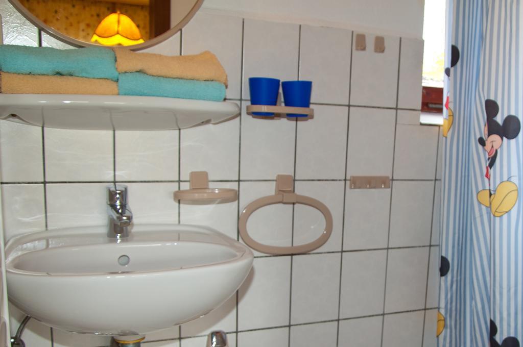 Ferien Unterm Reetdach In Gohren Hotel Goehren  Esterno foto